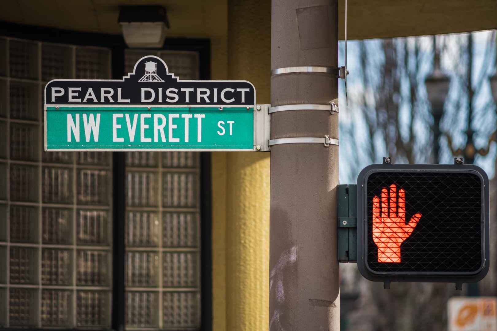 portland oregon pearl district nw everett street sign