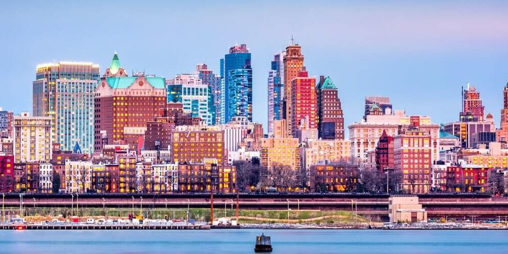 Brooklyn skyline featured image - Ariel Property Advisors brokers Brooklyn office deal