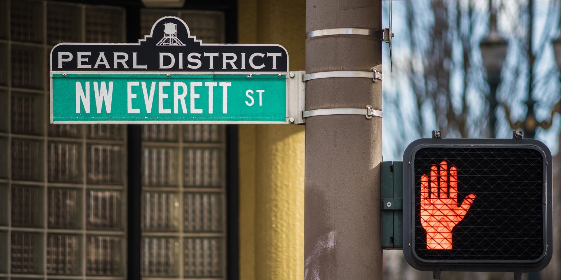 portland oregon pearl district nw everett street sign