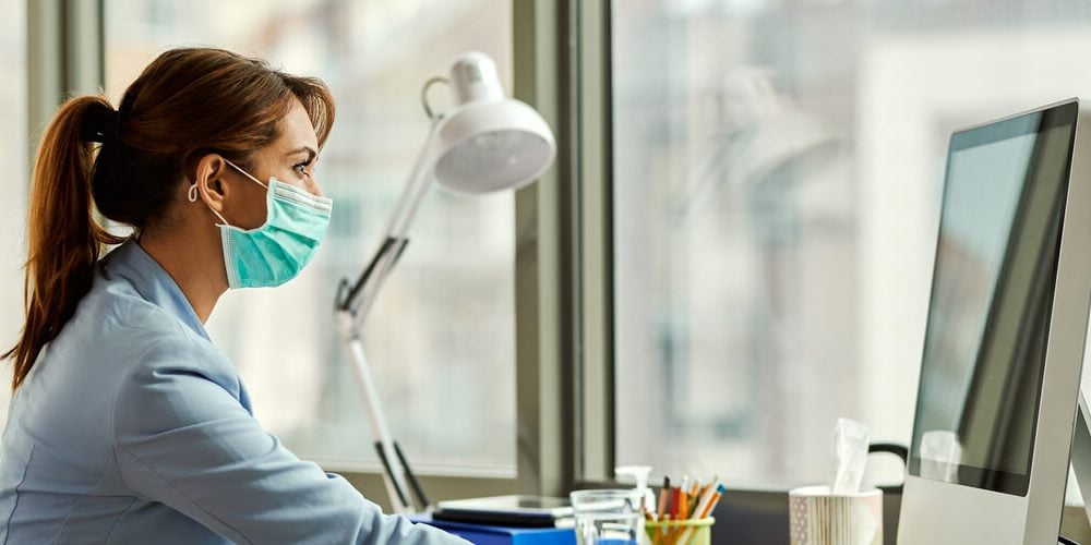 woman wearing a protective mask for the return to the workplace