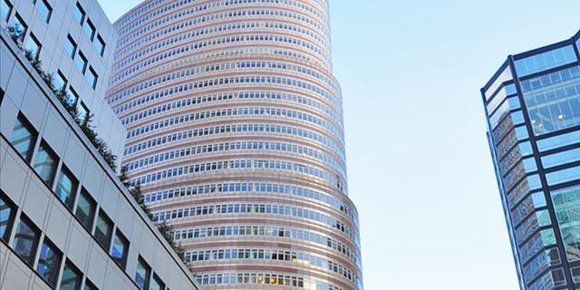 photo of manhattan's lipstick building courtesy of yardi matrix