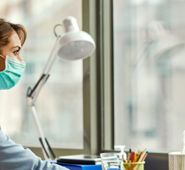 woman wearing a protective mask for the return to the workplace