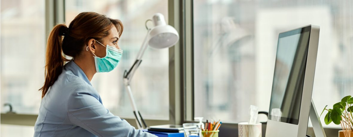 woman wearing a protective mask for the return to the workplace