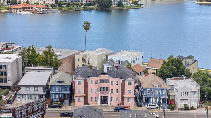 MULTI-FAMILY BUILDING FOR SALE