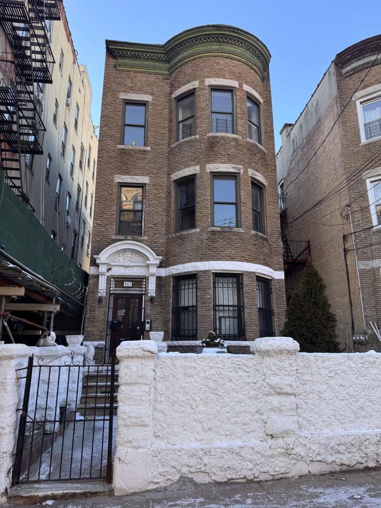 907 Summit Ave