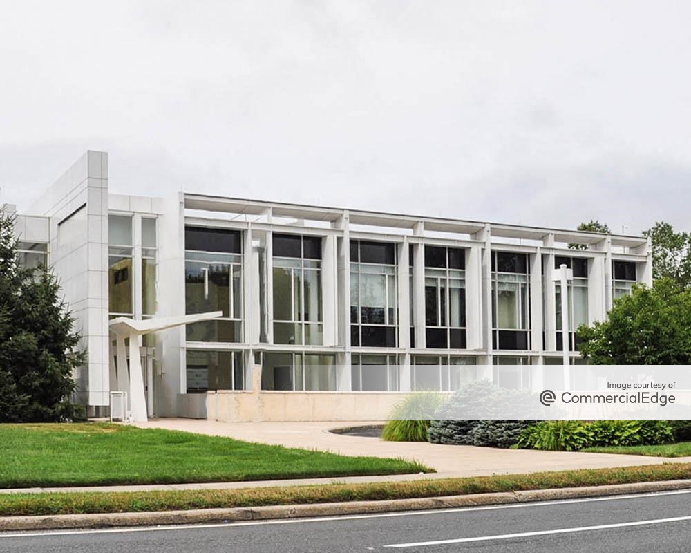 41 Pinelawn Road