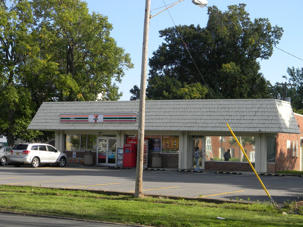 1,300+/- SF RETAIL SPACE