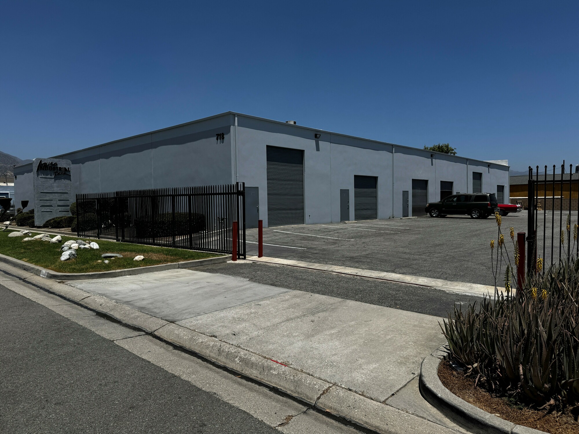 718-738 N Loren Ave