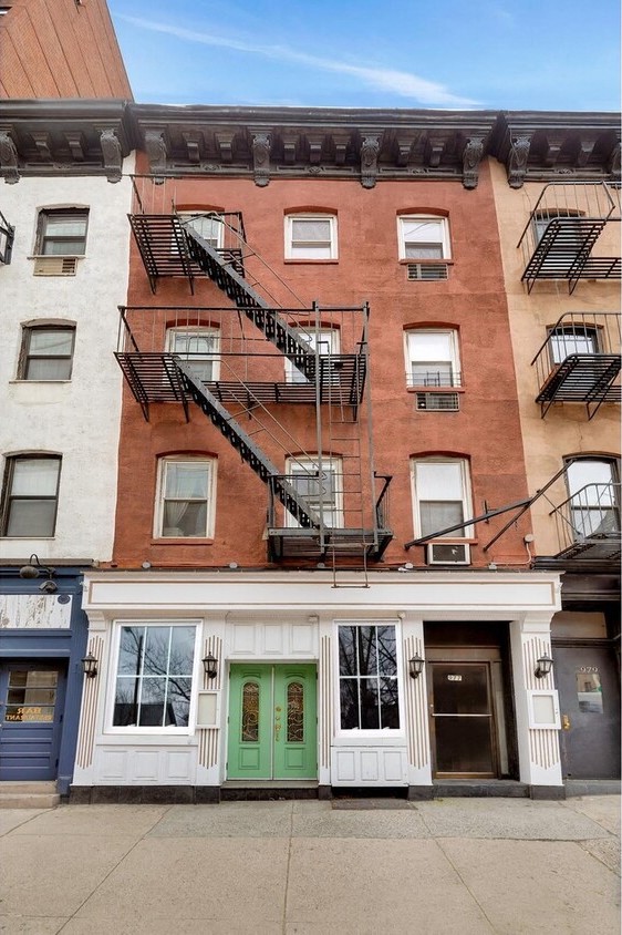 977 2nd Ave