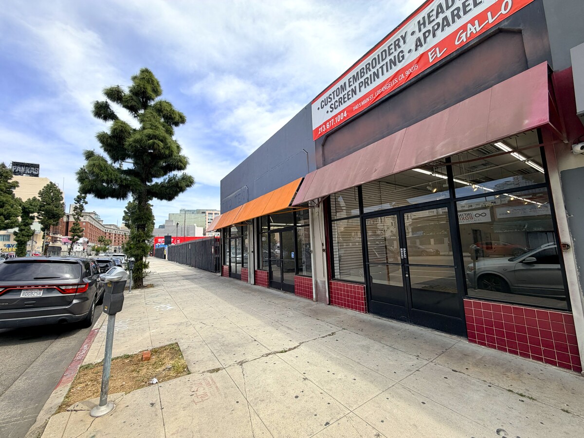 GRND FLRX SHWRM/WAREHOUSE w/ PARKING!
