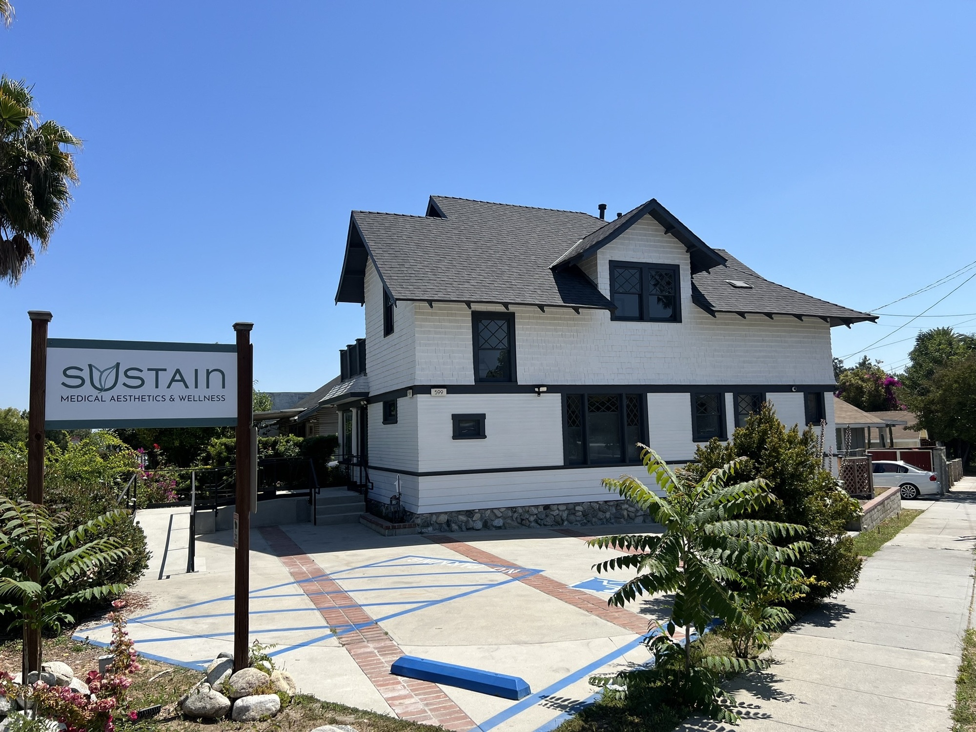 599 N Fair Oaks Ave