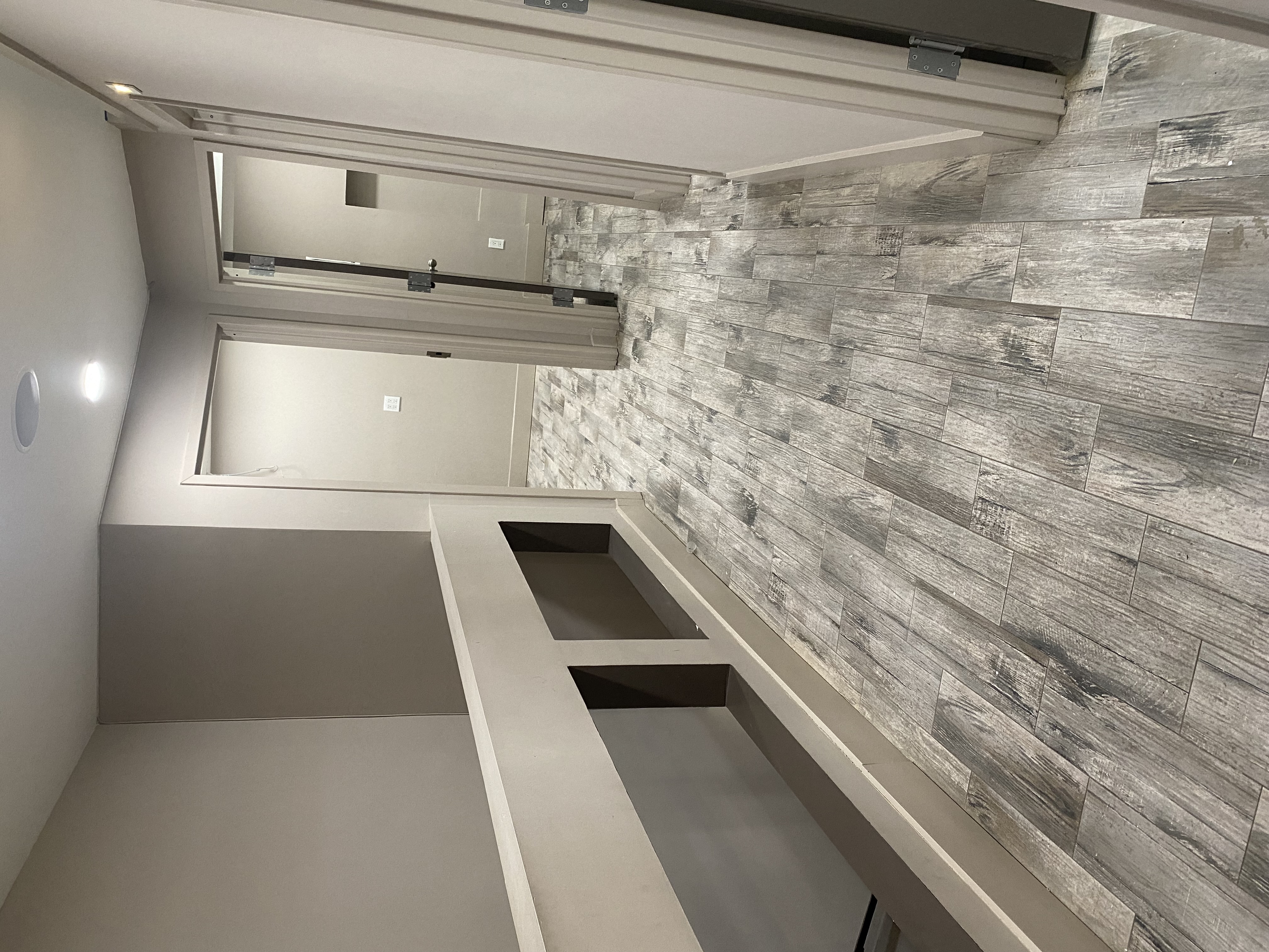 (18) DAZZLING/TURN KEY SPA, SALON/ RETAIL STORE/ 46 EAST (Midtown East)
