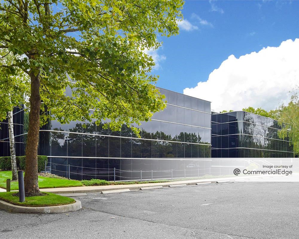 Airport Corporate Center - 640 Johnson Avenue