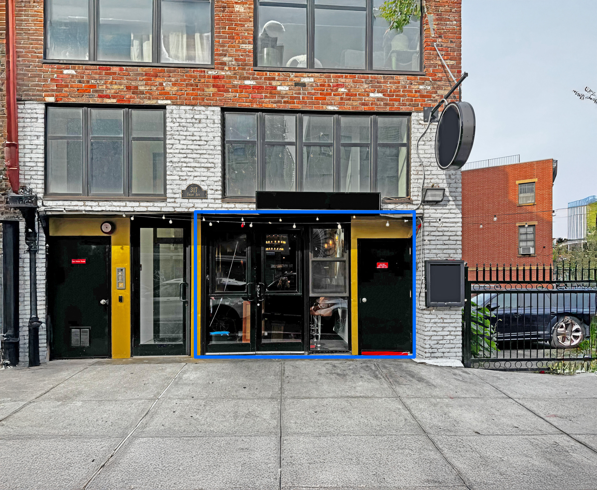 2,000 SF | 317 Union Avenue | Corner Turn-Key Restaurant with Glass Frontage for Sale